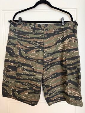 In4mation Tiger Stripe Cargo Shorts - Green Camo